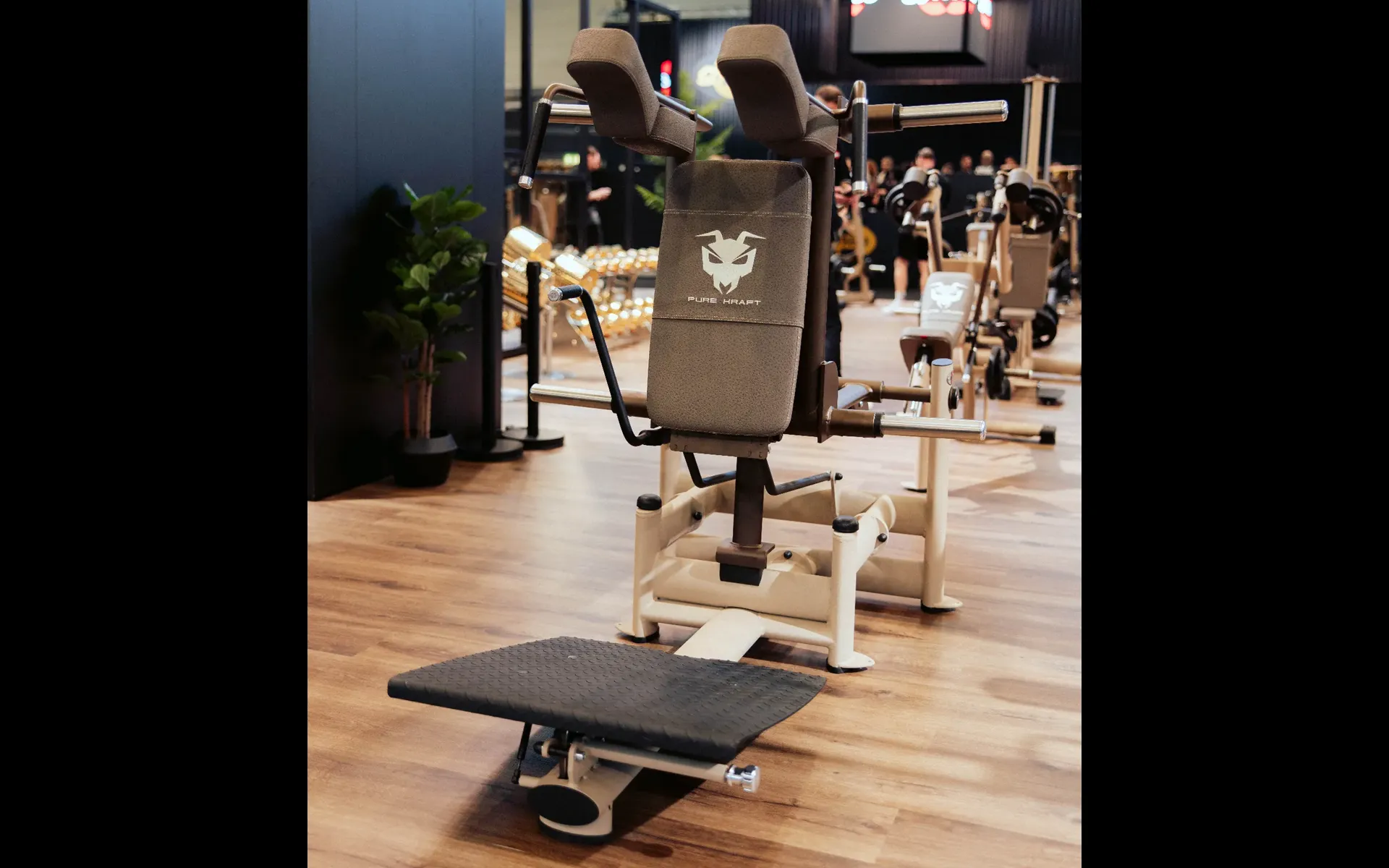 PURE KRAFT SQUAT MACHINE